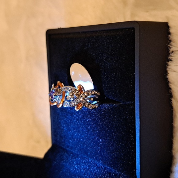 GORGOUS Ring - Picture 2 of 5